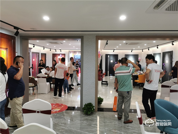 600平米王力南寧新形象旗艦店，開業(yè)當(dāng)天業(yè)績就突破30萬！