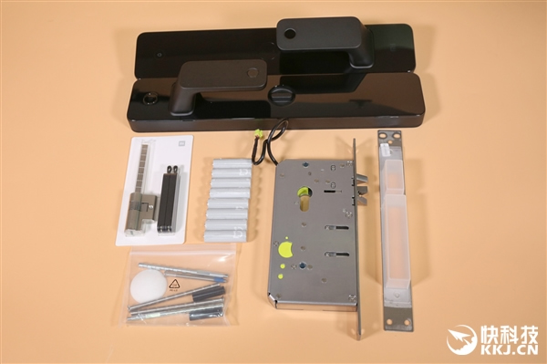 小米首款高端全自動智能鎖圖賞，1699元一觸即開門