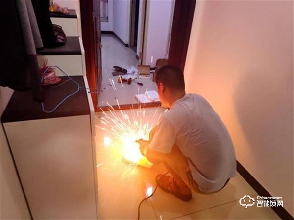 自從裝上了安全省心的智能鎖，父親逢人就夸