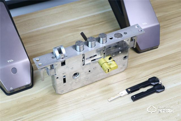 TCL智能鎖實力攪局，外觀新穎別樹一幟，一鍵開關更方便