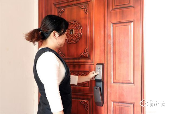 TCL智能鎖實力攪局，外觀新穎別樹一幟，一鍵開關更方便