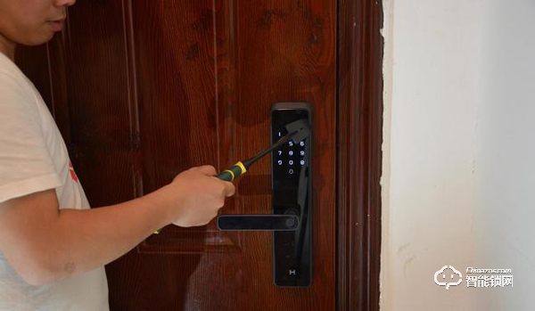 用防彈玻璃做面板，到底有多堅固，創米小白智能門鎖G1親測