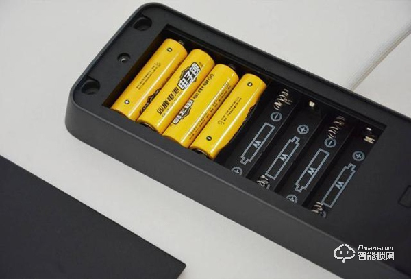 用防彈玻璃做面板，到底有多堅固，創米小白智能門鎖G1親測