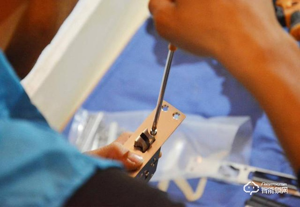 用防彈玻璃做面板,到底有多堅固,創米小白智能門鎖G1親測 用防彈玻璃做面板,到底有多堅固,創米小白智能門鎖G1親測