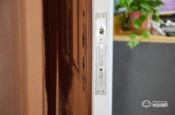 用防彈玻璃做面板，到底有多堅固，創米小白智能門鎖G1親測