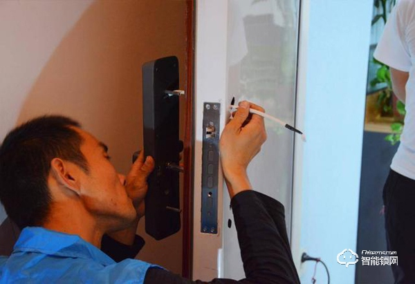 用防彈玻璃做面板，到底有多堅固，創米小白智能門鎖G1親測