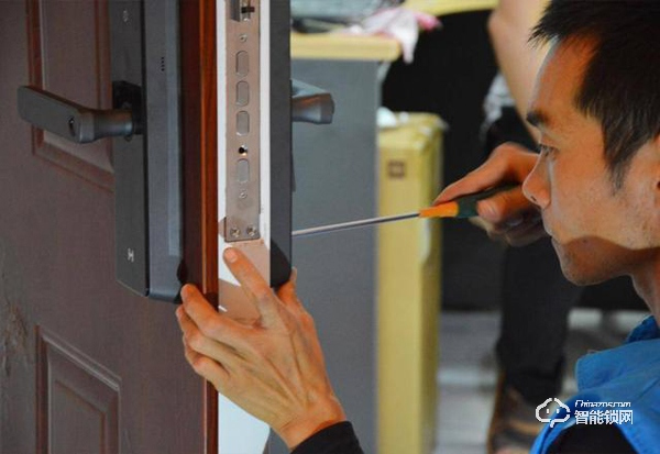 用防彈玻璃做面板，到底有多堅固，創米小白智能門鎖G1親測