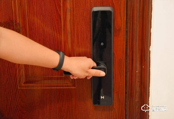 用防彈玻璃做面板，到底有多堅固，創米小白智能門鎖G1親測