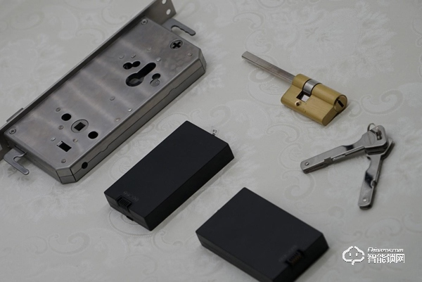 小嘀R5智能鎖評測：把“人臉”當鑰匙，0.6秒即可解鎖 | 鈦極客