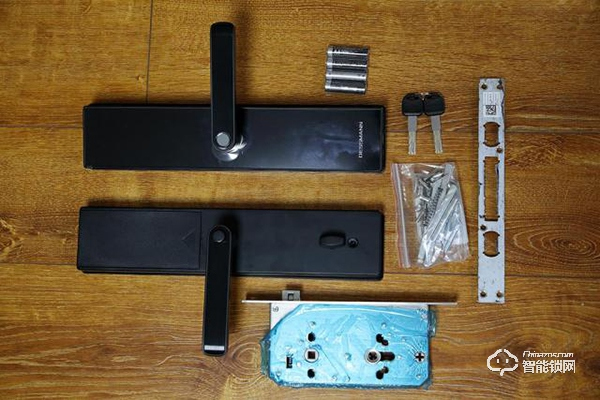 指紋鎖什么品牌好？德施曼、鹿客、派瑞軍工裝甲智能鎖試用測評