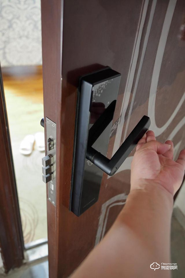 指紋鎖什么品牌好？德施曼、鹿客、派瑞軍工裝甲智能鎖試用測評