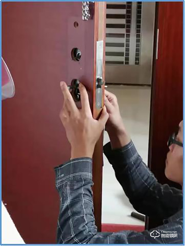 指紋鎖什么品牌好？德施曼、鹿客、派瑞軍工裝甲智能鎖試用測評