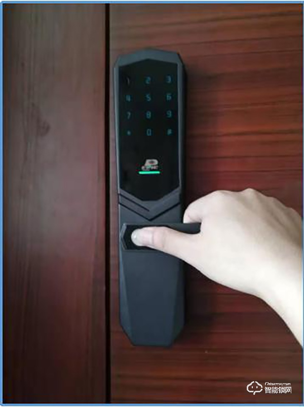 指紋鎖什么品牌好？德施曼、鹿客、派瑞軍工裝甲智能鎖試用測評