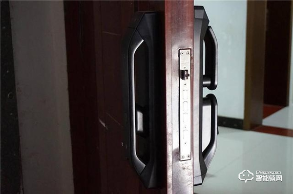 害怕半夜被開門？讓集貓眼、指紋鎖于一身的小嘀Q3M守護你的安全