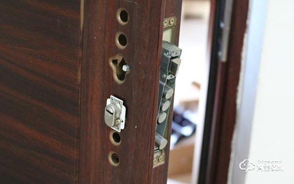 C級鎖芯+5D安全防護技術，TCL智能鎖安全杠桿滴