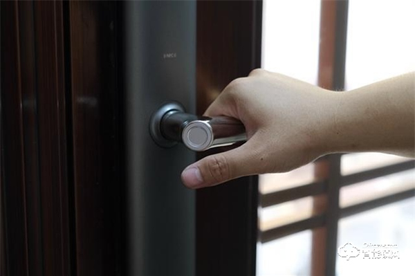 德施曼V8智能門鎖，以專業(yè)之名去守護我的家門