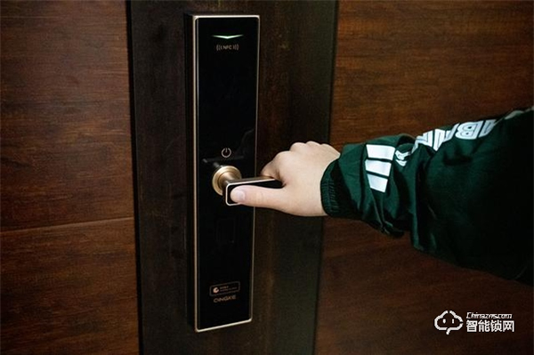 典雅外形下卻有最新科技，華為青稞Q7智能鎖體驗