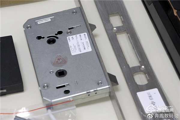 3D人臉識別開門，給家全方位守護：德施曼R8人臉智能鎖體驗