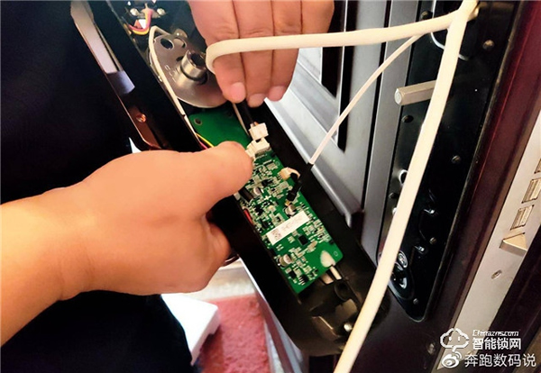 3D人臉識別開門，給家全方位守護：德施曼R8人臉智能鎖體驗