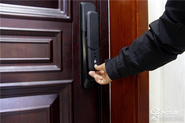 3D人臉識別開門，給家全方位守護：德施曼R8人臉智能鎖體驗