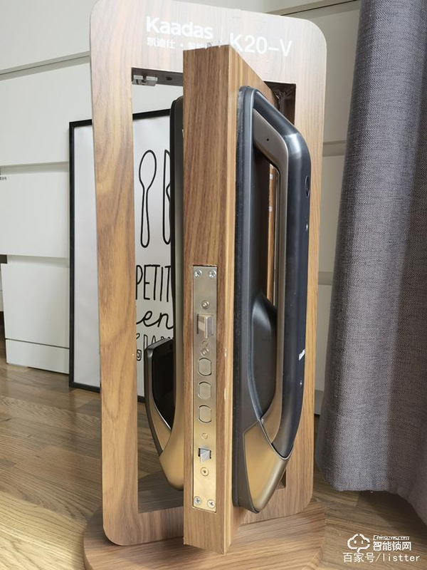 自從裝了帶可視貓眼的智能門鎖,再也不用擔心女朋友一個人在家了 自從裝了帶可視貓眼的智能門鎖,再也不用擔心女朋友一個人在家了