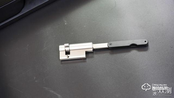 綠米全自動智能推拉鎖D100評測：自動鎖門的鎖