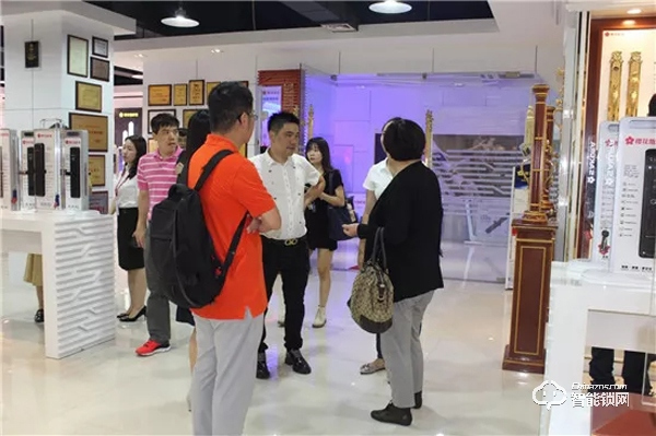 中國智能鎖行業(yè)考察行之走進櫻花指紋鎖 中國智能鎖行業(yè)考察行之走進櫻花指紋鎖