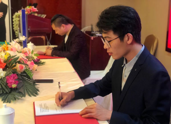 VOW ROVER諾虎智能指紋鎖攜手 音樂(lè)唱作人莊閑代言簽約儀式隆重舉行