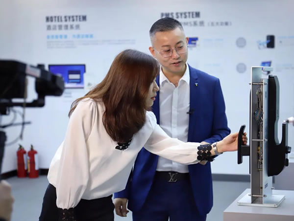 廣東電視臺《風云粵商》欄目走進智能門鎖知名企業楊格智控 廣東電視臺《風云粵商》欄目走進智能門鎖知名企業楊格智控