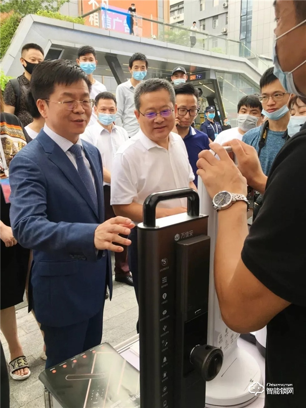 “5G+”浪潮:萬佳安中國福鎖驚艷亮相智能生活體驗展,開啟全民5G智慧新生活 “5G+”浪潮:萬佳安中國福鎖驚艷亮相智能生活體驗展,開啟全民5G智慧新生活