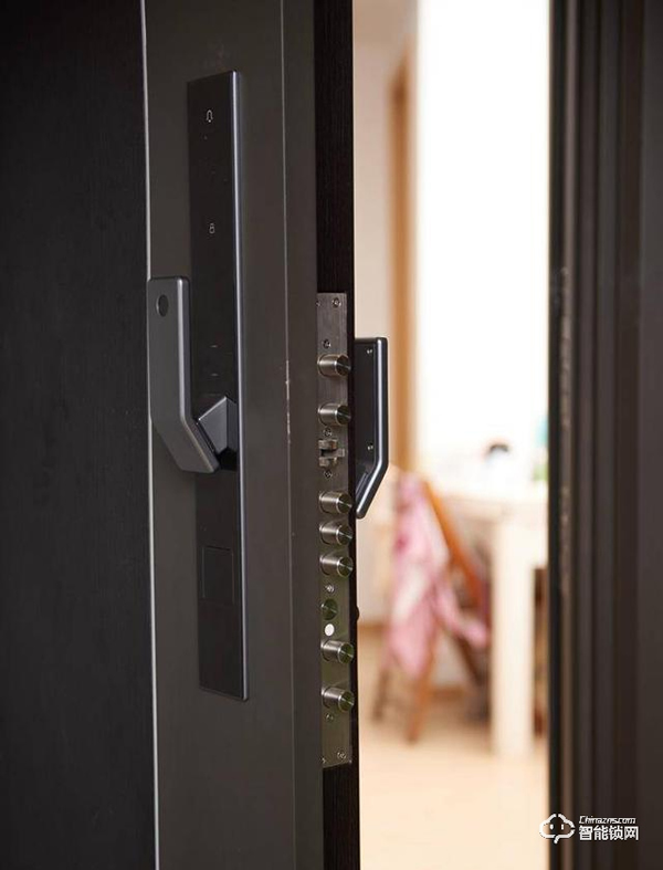 一個門重85KG,小米有品上架,嵌入式智能鎖,自帶10寸屏 一個門重85KG,小米有品上架,嵌入式智能鎖,自帶10寸屏