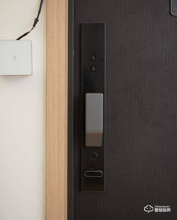 一個門重85KG,小米有品上架,嵌入式智能鎖,自帶10寸屏 一個門重85KG,小米有品上架,嵌入式智能鎖,自帶10寸屏