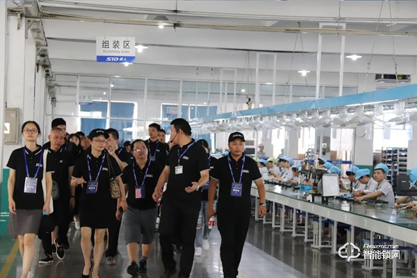 超人鳳凰涅槃,浴火重生。在疫情當下經歷困難,一切謠言止于現 超人鳳凰涅槃,浴火重生。在疫情當下經歷困難,一切謠言止于現