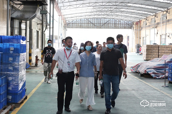 質(zhì)量標(biāo)桿企業(yè)參觀學(xué)習(xí)交流團(tuán)蒞臨櫻花智能鎖總部考察交流 質(zhì)量標(biāo)桿企業(yè)參觀學(xué)習(xí)交流團(tuán)蒞臨櫻花智能鎖總部考察交流