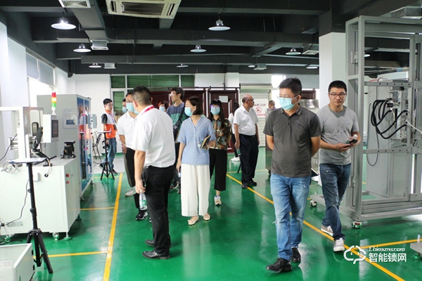 質(zhì)量標(biāo)桿企業(yè)參觀學(xué)習(xí)交流團(tuán)蒞臨櫻花智能鎖總部考察交流 質(zhì)量標(biāo)桿企業(yè)參觀學(xué)習(xí)交流團(tuán)蒞臨櫻花智能鎖總部考察交流