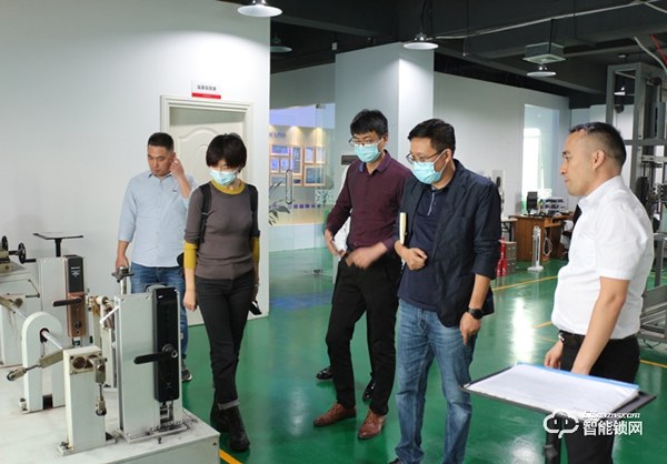 澤信集團領導一行蒞臨櫻花智能鎖考察交流 澤信集團領導一行蒞臨櫻花智能鎖考察交流