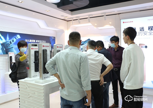 澤信集團領導一行蒞臨櫻花智能鎖考察交流 澤信集團領導一行蒞臨櫻花智能鎖考察交流