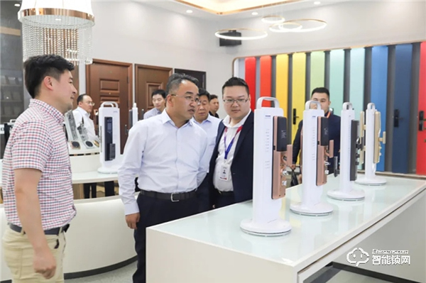 寧夏海原縣縣委領導一行參觀考察皇家金盾人臉鎖生產基地 寧夏海原縣縣委領導一行參觀考察皇家金盾人臉鎖生產基地