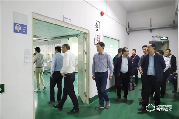 寧夏海原縣縣委領導一行參觀考察皇家金盾人臉鎖生產基地 寧夏海原縣縣委領導一行參觀考察皇家金盾人臉鎖生產基地