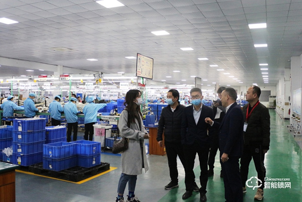 佳兆業(yè)科創(chuàng)集團(tuán)領(lǐng)導(dǎo)一行蒞臨櫻花智能鎖參觀考察 佳兆業(yè)科創(chuàng)集團(tuán)領(lǐng)導(dǎo)一行蒞臨櫻花智能鎖參觀考察