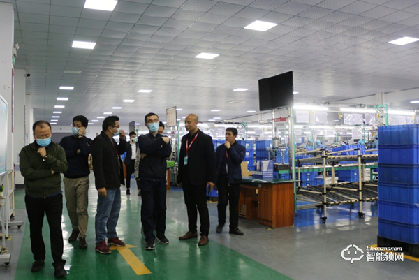 財信地產集團領導一行蒞臨櫻花智能鎖參觀考察