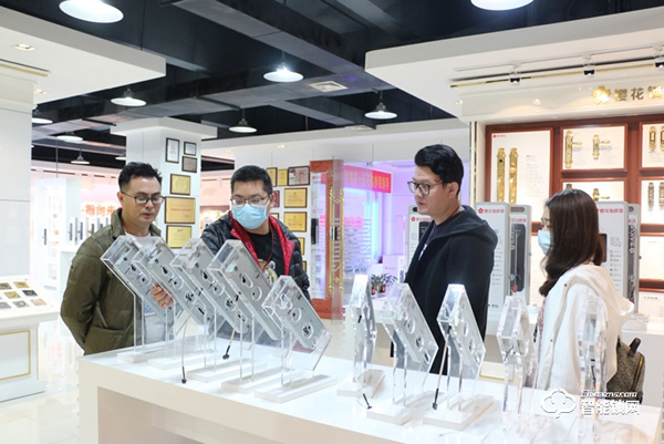 卓譽投資集團領導一行蒞臨櫻花智能鎖參觀考察