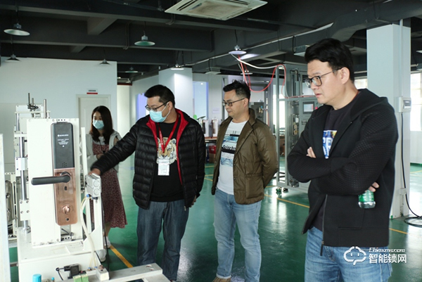 卓譽投資集團領導一行蒞臨櫻花智能鎖參觀考察