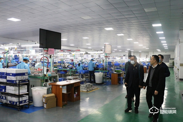 星河地產集團領導一行蒞臨櫻花智能鎖參觀交流 星河地產集團領導一行蒞臨櫻花智能鎖參觀交流