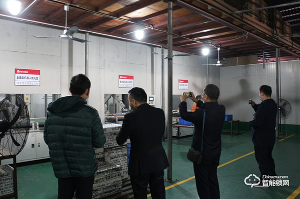 星河地產集團領導一行蒞臨櫻花智能鎖參觀交流 星河地產集團領導一行蒞臨櫻花智能鎖參觀交流