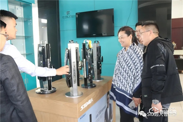 河南省房地產(chǎn)招標(biāo)采購協(xié)會(huì)走進(jìn)超人參觀考察