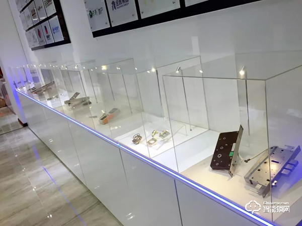 堅(jiān)朗海貝斯用心打磨產(chǎn)品、皇家金盾年產(chǎn)能達(dá)40萬(wàn)、銳吉將攜多款魔鏡亮相建博會(huì)