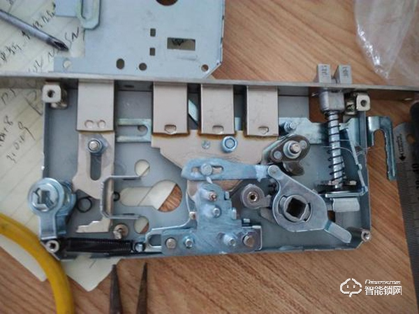 那些賣幾百塊錢的智能門鎖 你敢買嗎？