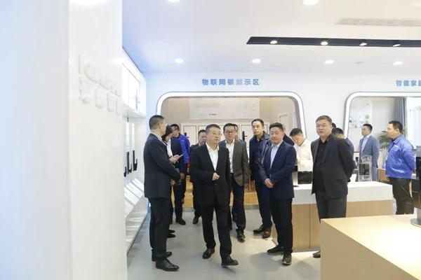 溫州甌海區領導一行人蒞臨琨山智能鎖生產工廠參觀指導