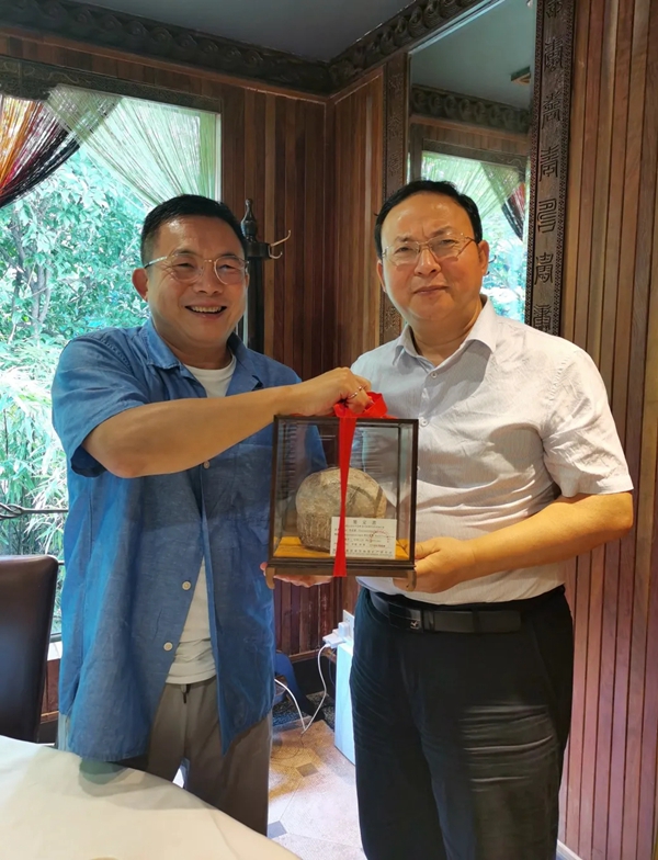 UIOT超級(jí)智慧家獲贈(zèng)恐龍蛋一枚